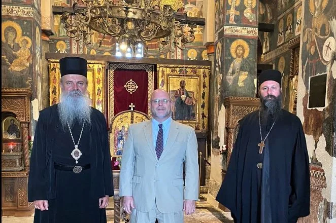 Hüvenier visits Gracanica monastery, meets with Bishop Teodhurtiv