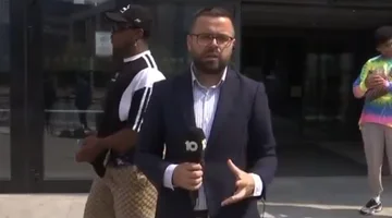 Halle-hall esto: Los ciudadanos en Bruselas bailan impresionante como el periodista de Kosovo habla en vivo