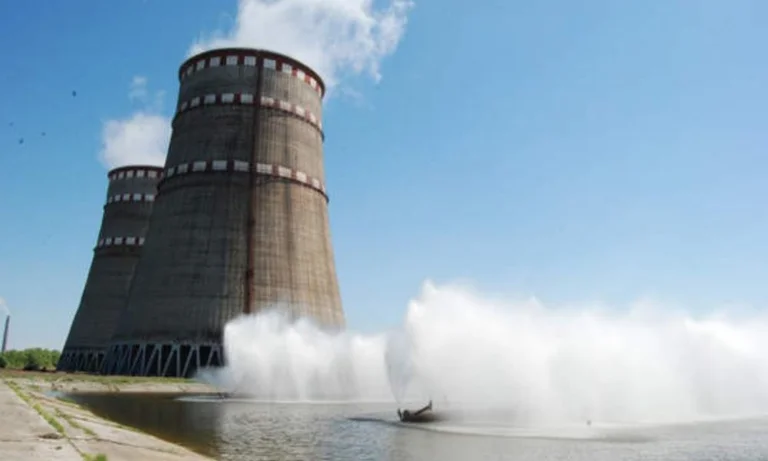 Los cohetes rusos vuelven a atacar la central nuclear en Zaporzya