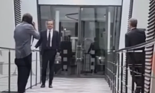 Momento da Bruxelles: Kurti posa prima delle foto, l'ambasciatore Agron Bajrami si rilassa in attesa
