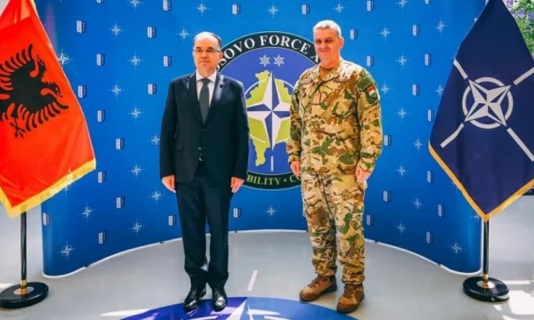 Begaj à la réunion avec le commandant de la KFOR : l'ordre constitutionnel du Kosovo ne doit pas être violé