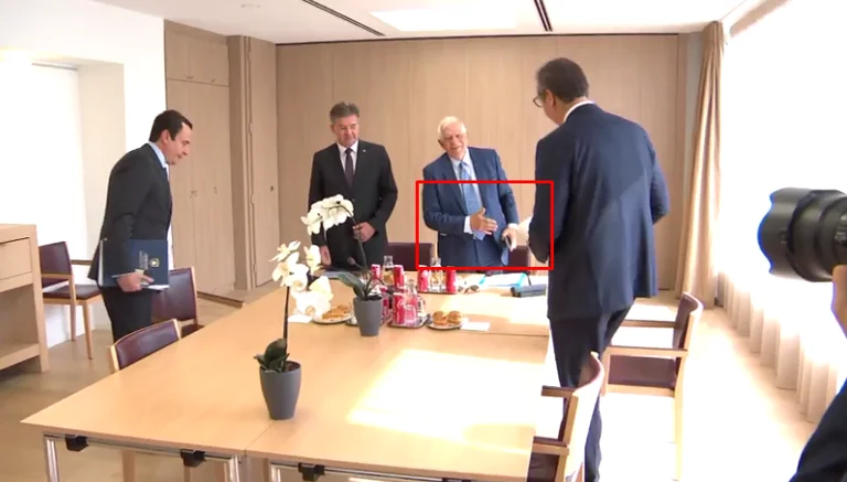 Renunció a su pelo, es cuando dejó la mano de Borrell.
