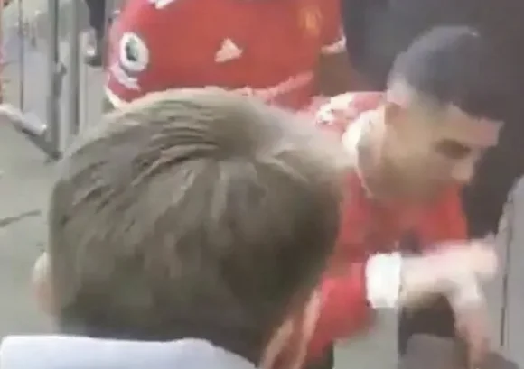 Ha rotto il telefono al suo bambino. La polizia inglese ha intervistato Ronaldo.