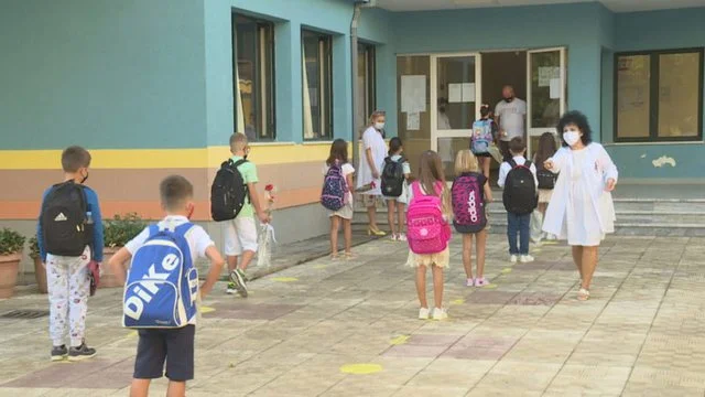 L'Albanie décide: Environ 2 000 enseignants chaque année dans les tests psychosociaux, qui va être un enseignant