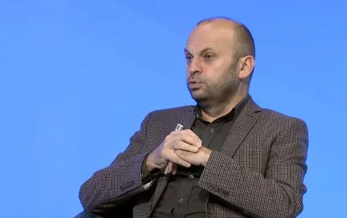 Mushkolaj- Ministro Latifi: Le persone in Kosovo soffrono per la medicina, questo ragazzo a conferenze stupide