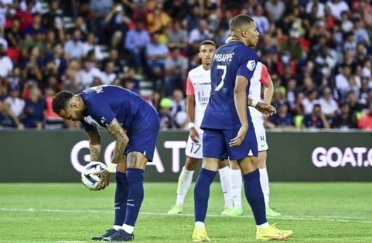 L'allenatore di Parigi prende le orecchie da Mbpps e Neymar dopo la lotta di pena