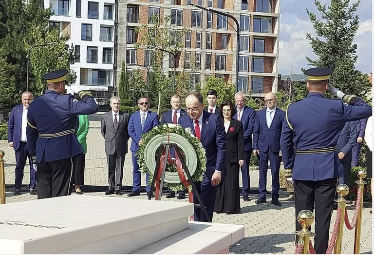 Albaniens Präsident ist homazhe im ehemaligen Präsidenten Rugovas Grab
