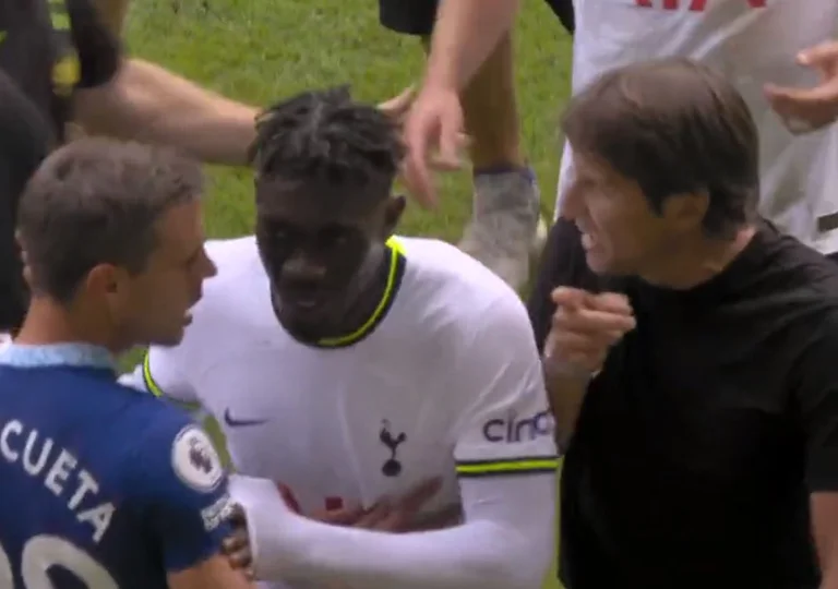 Aspilicuette lässt nichts los, ohne Conte zu sagen, die Bilder scheinen den Coach von Tottenham zu beleidigen.