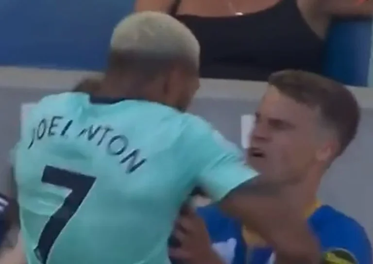 Nel momento in cui non è stato trasmesso dalle telecamere, i giocatori di Newcastle e Brighton sono stati picchiati.