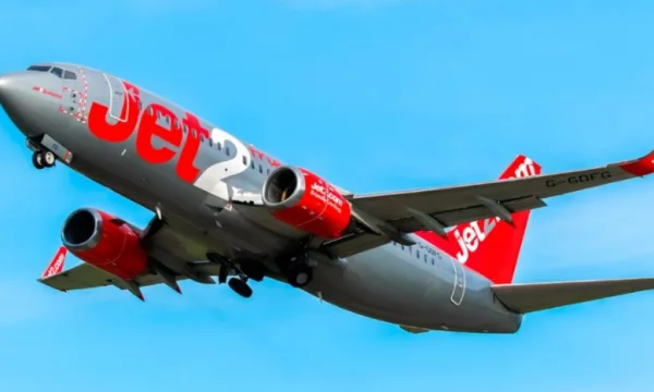 Caos sull'aereo, la donna nuda corre in cabina urlando: ho degli esplosivi.