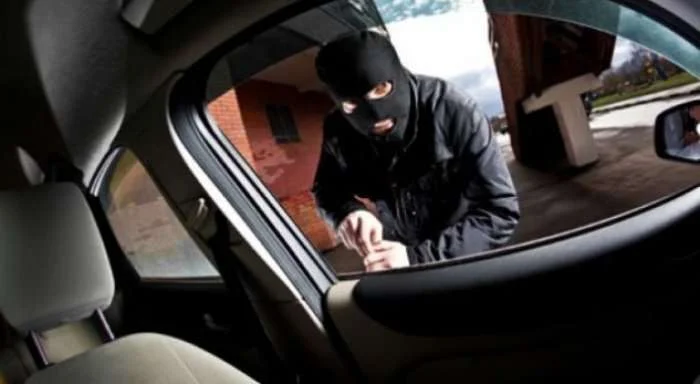 Exile wird von einem Auto in Lipjan gestohlen