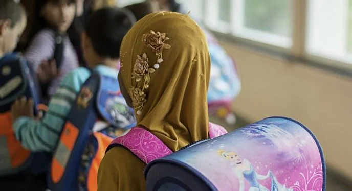 Eine Petition gegen das Tragen eines Kopftuchs in Schulen beginnt