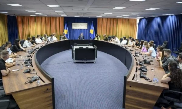 Kurti lors de la rencontre avec les jeunes : vise à augmenter l'obligation des professionnels exilés