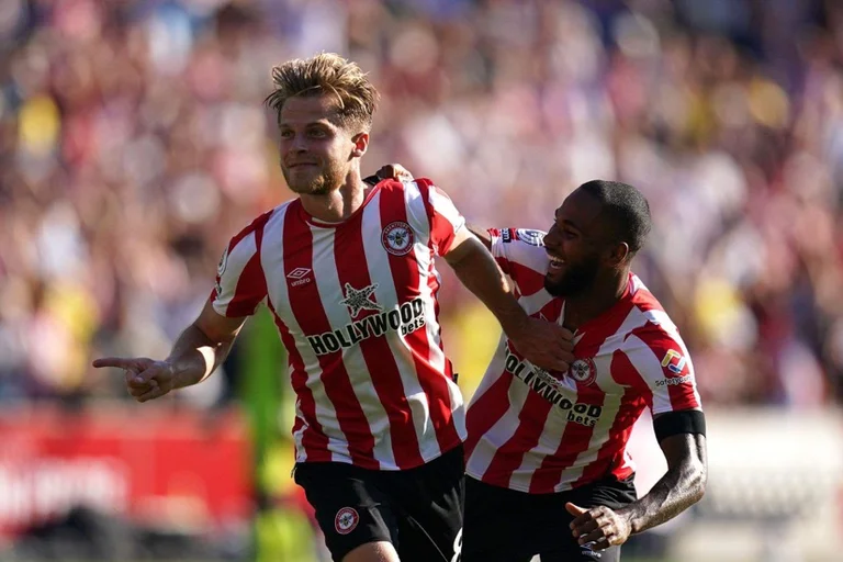 Brentford is crushing Manchester United, 4 goals only in the first half.