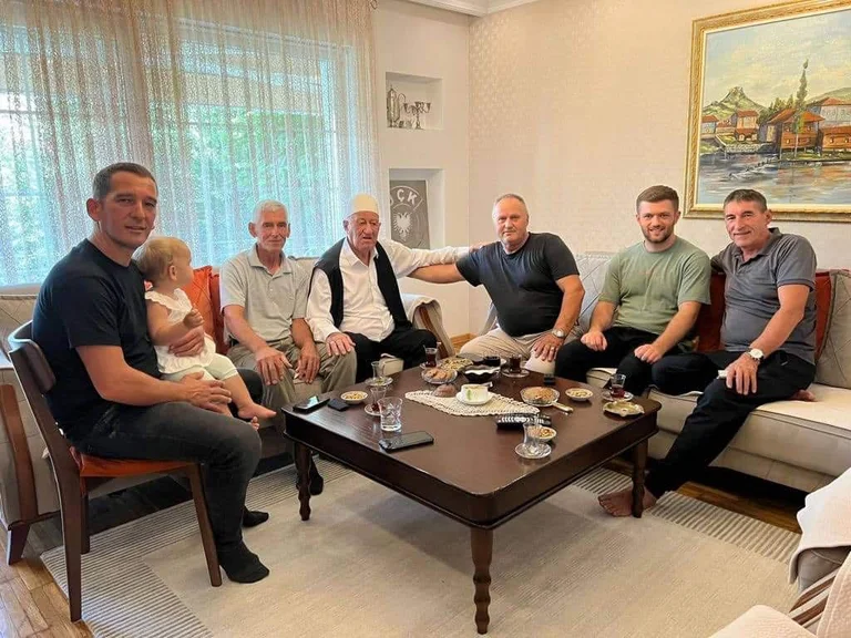 La famille de Hashim Thaci, Kadri Wessel est ensemble