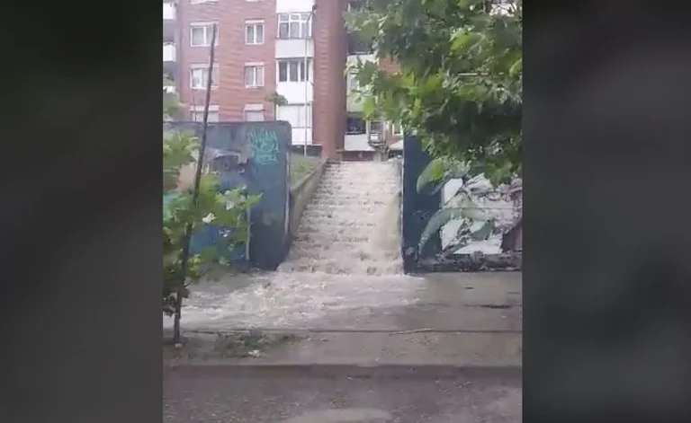 Some of Pristina's roads get water after the rains, that's the state of BH Street
