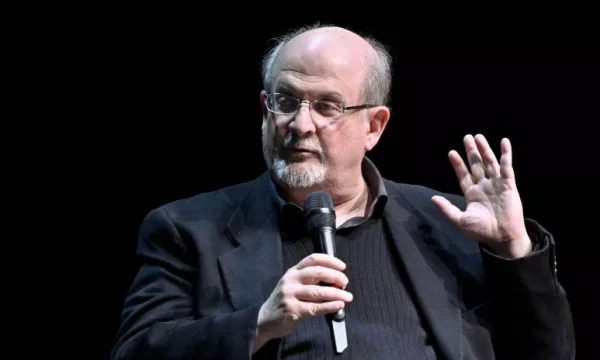 Salman Rushdie Agent spricht über den Zustand des Schriftstellers, nachdem er gestern erstochen wurde