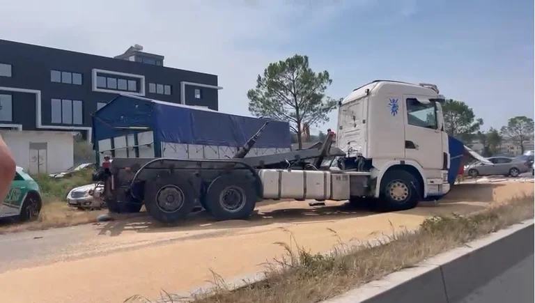 Camion hors de la route, train Tirana-Durra route du blé