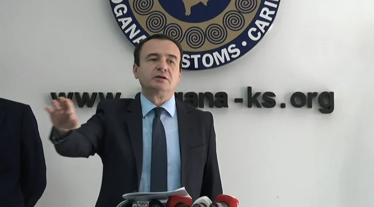 Kurt deja preguntas a medio periodista y va: Espero que no sea una pregunta de la tarde.