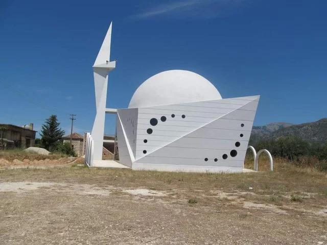 Dies ist die Bamatati Moschee, die einzigartigste auf dem Balkan