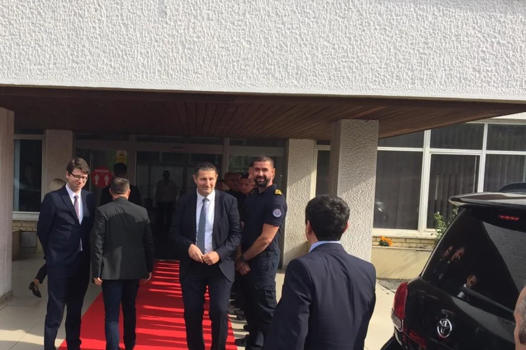 Murati Kurt va all'ufficio del direttore doganale