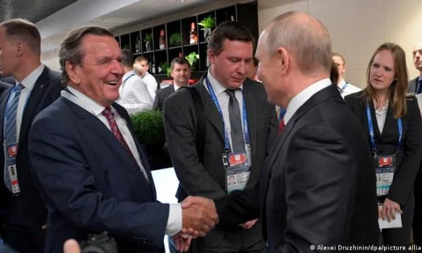 Known for being close to Putin, former German scientist sues Bundestag