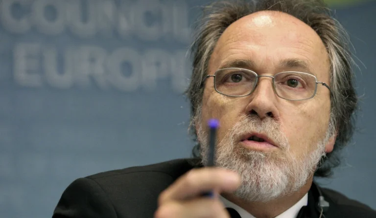 Albanien hat offiziell die Resolution gegen Dick Marty an den Europarat übergeben