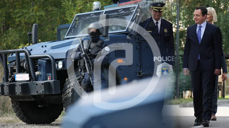 Wir kämpfen im Krieg, aber mit dem, was: Periscop lernt, dass die Polizei Schusswaffen feuert