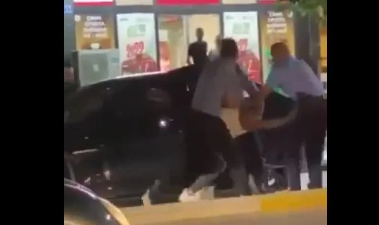 Police arrest a man by taking him out of the car, he tried to resist.