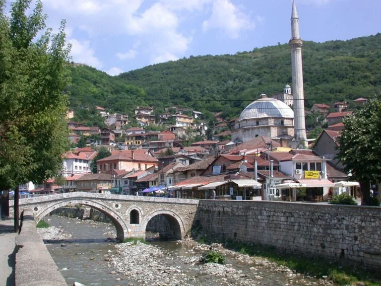 Dilte në qytet me armë në brez, policia arreston 27-vjeçarin nga Prizreni