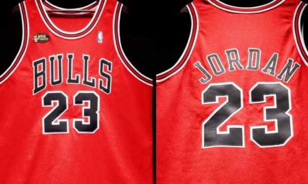 Michael Jordan's Fanella aste, afferra milioni