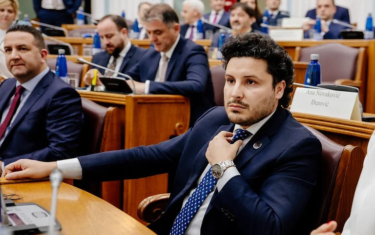 Reports that he asked for safe phones from the criminal clan deny Abbasovic: I've got a dirty dagger.