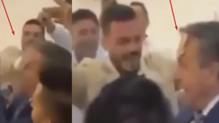 It's me, you soul. Dasmore almost knocked the singer down by putting the money in his forehead.