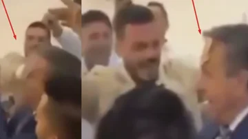 Soy yo, alma. Dasmore casi derribó al cantante poniéndole el dinero en la frente.