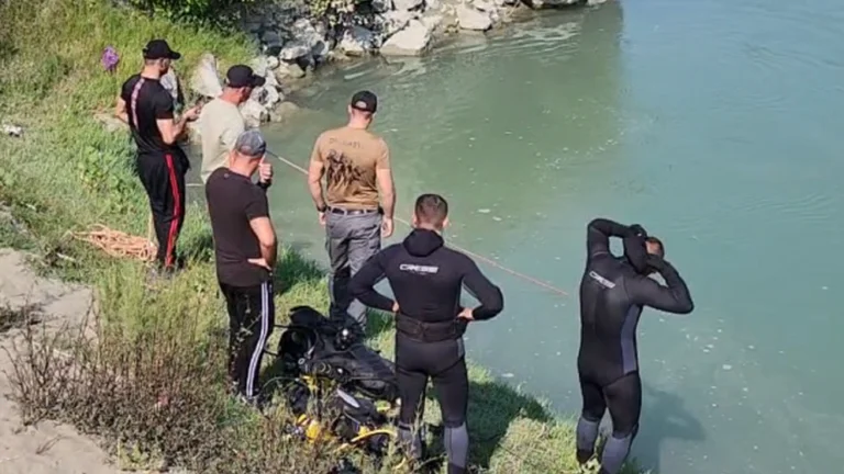 Il corpo senza vita di 14 anni sul fiume di Seman