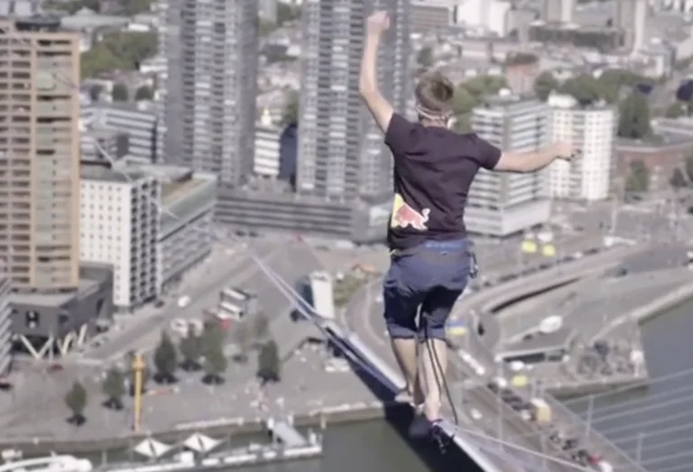 No mires hacia abajo Un Sportsman supera 625 pies [625 m] entre los edificios más altos de Rotterdam