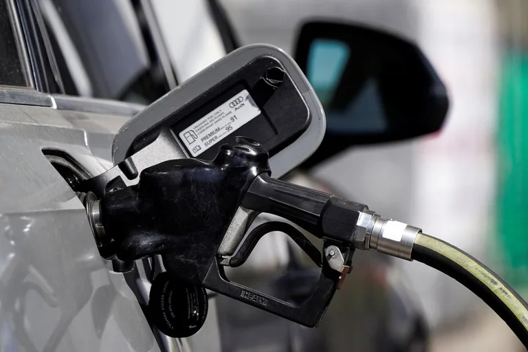 I prezzi del gas americano scendono sotto $4 per la prima volta da marzo
