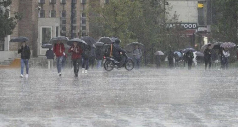 Giovedì presto, questo giovedì: Quando la pioggia cade, avvertito per giorni in Kosovo. E i fulmini? E il tuono?