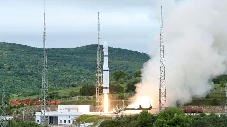 La Chine libère 16 satellites dans un missile