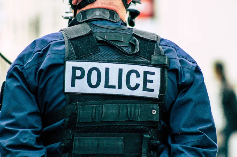 Rejection Anti - Inokulation - CO VID Ursache der Religion und entlassene, albanische Polizei urteilte US