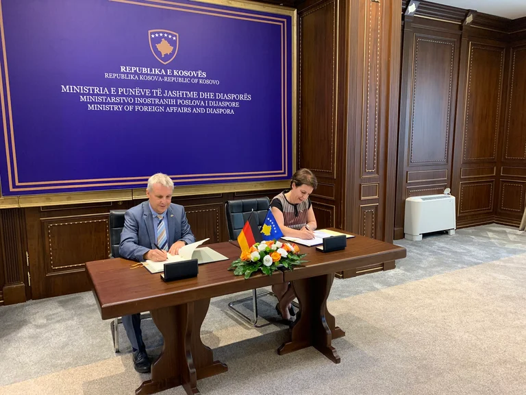 Gervala and Rohde sign agreement on German war graves in Kosovo