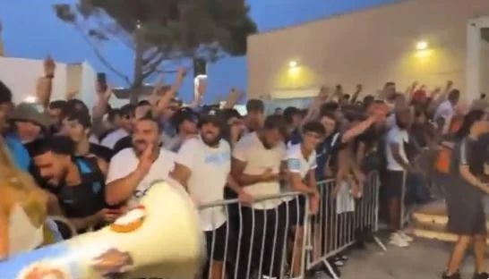 Los fans de Marsella no pueden soportar insultar a Leo Messin en la recepción de Alexis Sánchez.