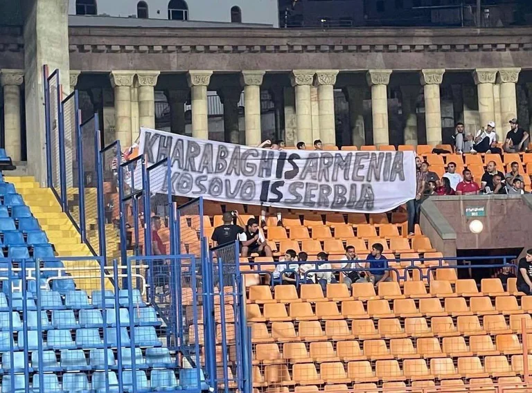 SCANDALOZE: Les fans arméniens é “Karabag est Arménie, le Kosovo est Serbie”