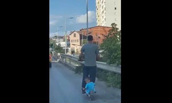 Pristina : Un mari met son enfant en danger en le plaçant derrière la roue électrique