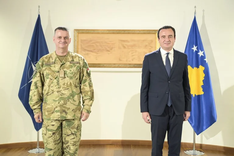 Kurti pret në zyre komandantin e KFOR-it, ky i fundit i vlerësoi lart policët e Kosovës në Veri
