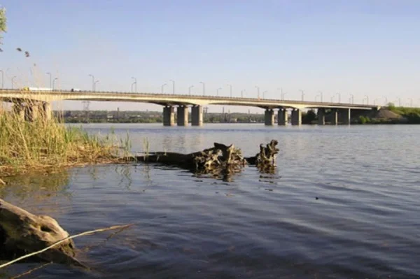 Usada por rusos, Ucrania colapsa dos puentes al sur del país
