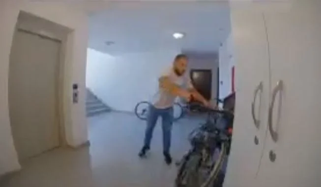 Un momento en que una persona roba una bicicleta en Pristina