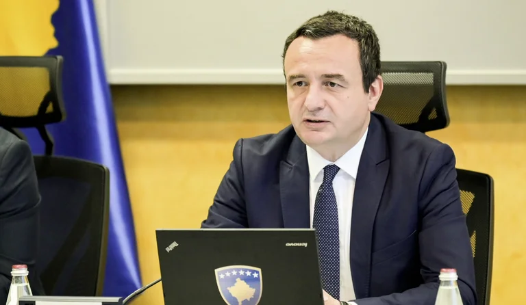 Kurti, journal italien: les Serbes ont deux mois pour changer les plaques de Milosevic
