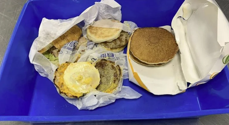 Andò in Australia, multato $1,846 dopo aver mangiato