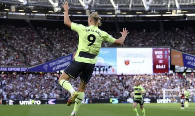 Haaland brille avec deux buts en début, City gagne le premier match à Premier League